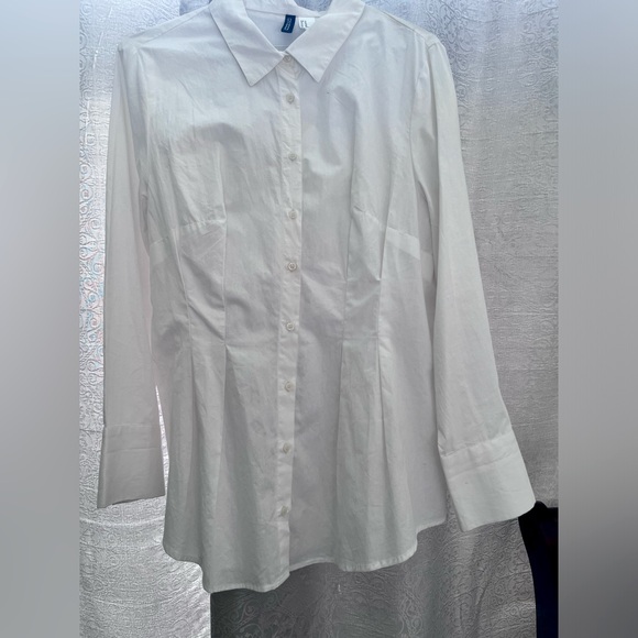 H&M Tops - H&M taper-waisted long-sleeve button down